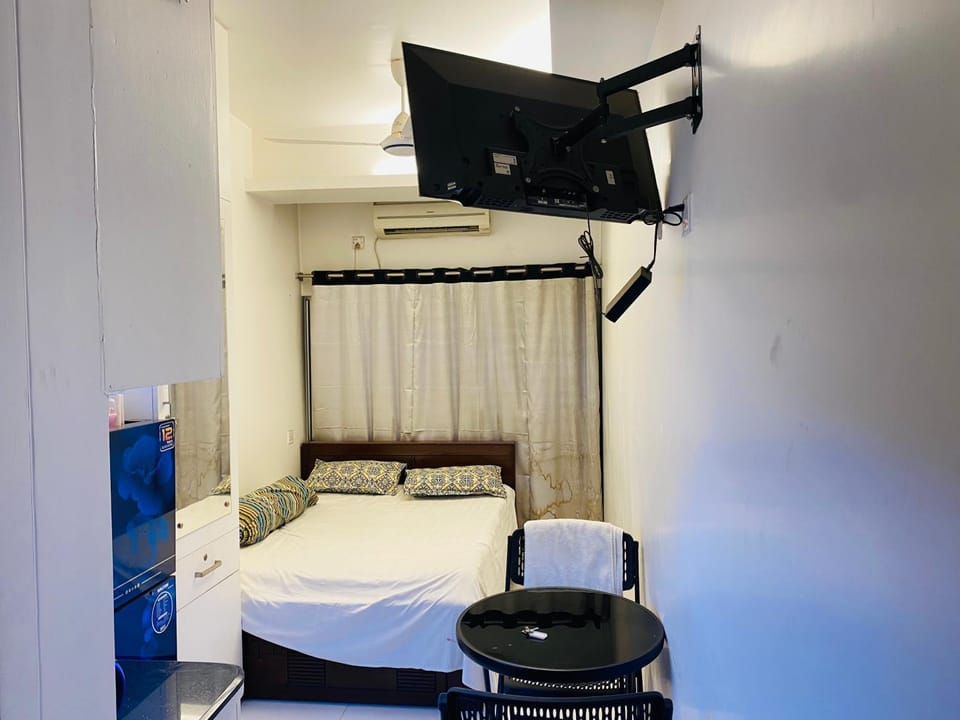 Bed, TV and multimedia, Photo of the whole room, Bedroom