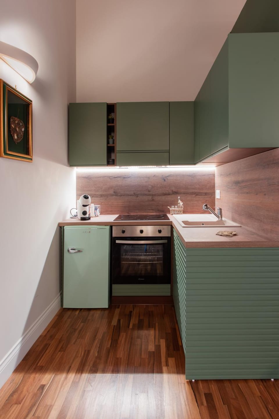 Kitchen or kitchenette, dishwasher, oven, stove