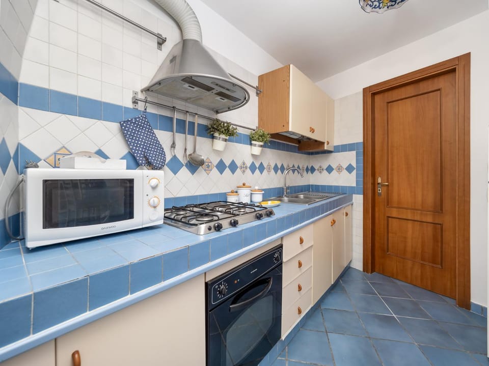 Kitchen or kitchenette, microwave, oven, stove