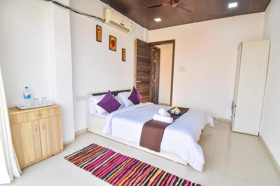 Photo of the whole room, Bedroom, wardrobe, air conditioner