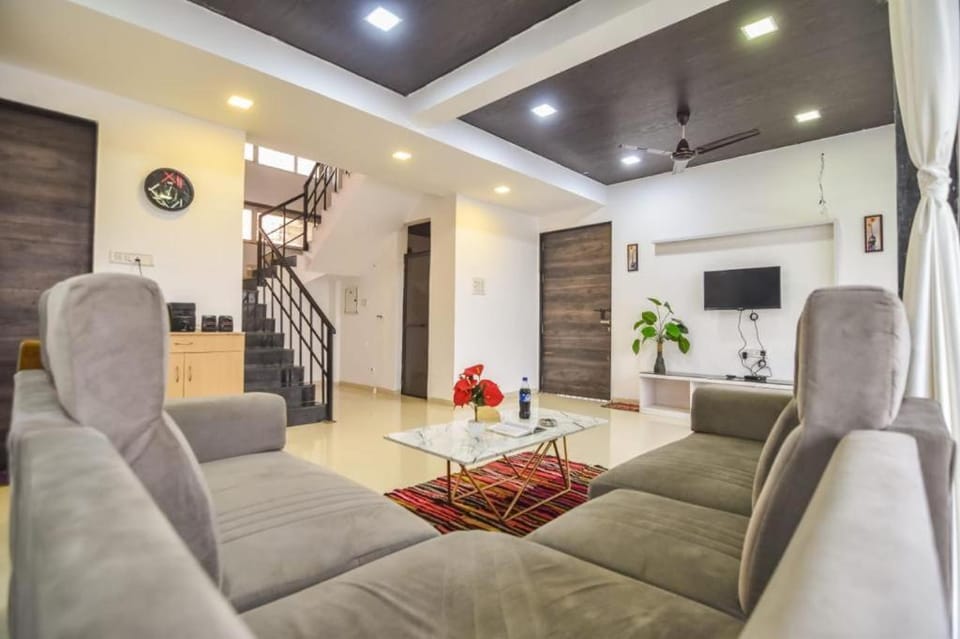 Communal lounge/ TV room, TV and multimedia, Living room, Seating area, Evening entertainment