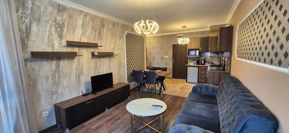 Communal lounge/ TV room, TV and multimedia, Kitchen or kitchenette, Living room, Seating area, Dining area, Evening entertainment, oven, pet friendly