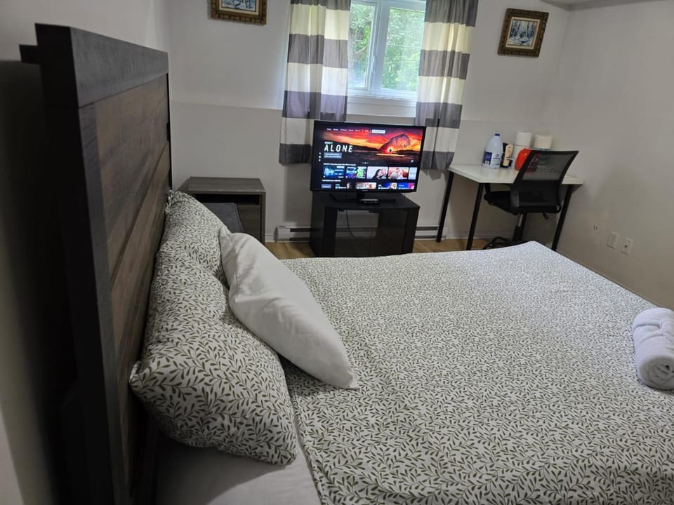 Bed, TV and multimedia, Bedroom, wardrobe