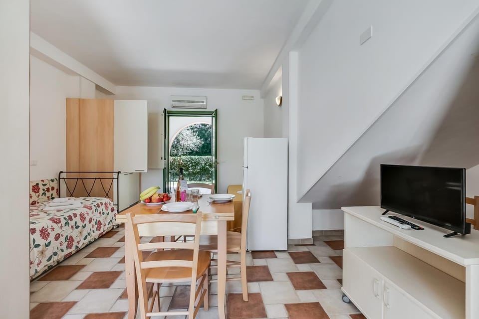 TV and multimedia, Living room, Dining area, air conditioner