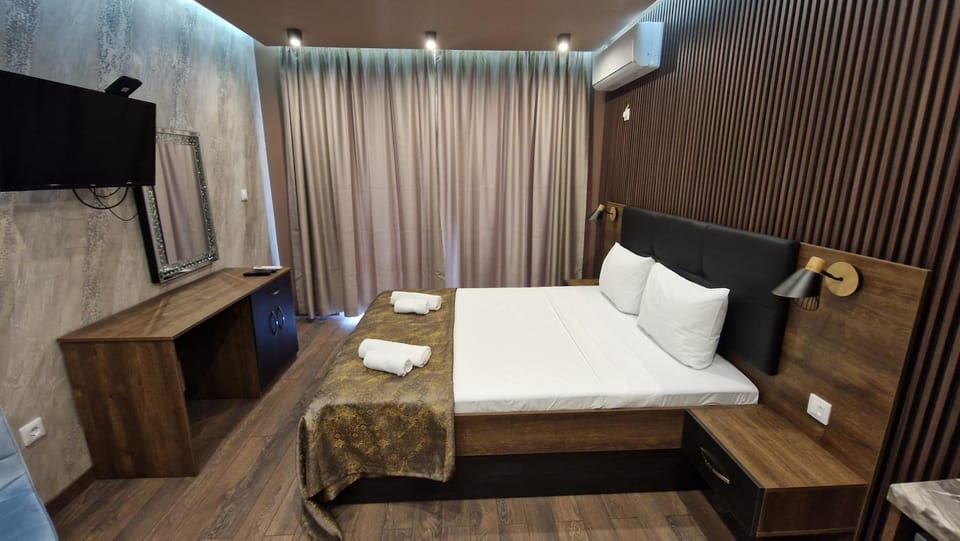 Communal lounge/ TV room, Bed, TV and multimedia, Living room, Photo of the whole room, Seating area, Evening entertainment, Bedroom, towels, air conditioner
