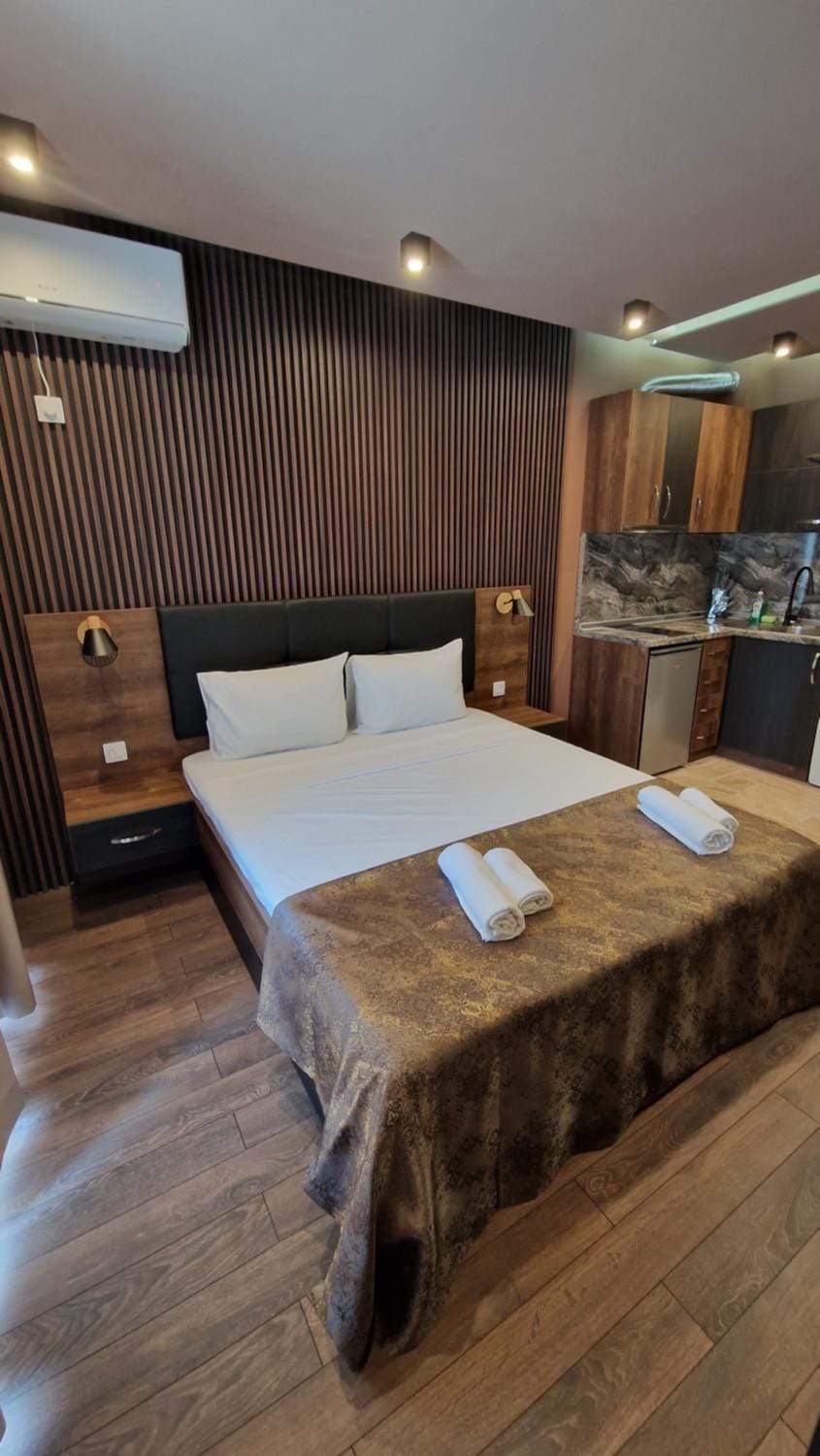 Bed, Kitchen or kitchenette, Photo of the whole room, Bedroom, towels