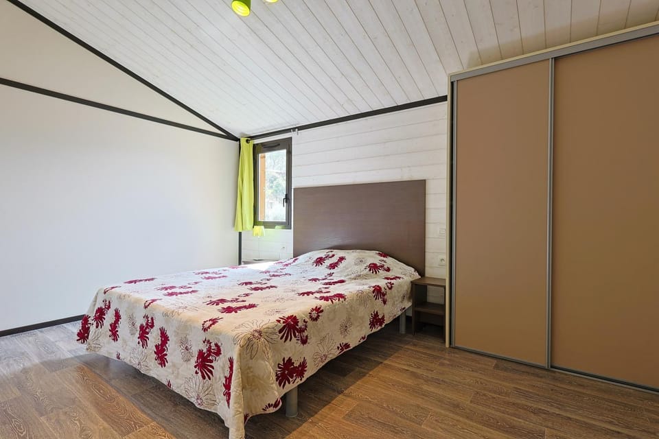 Bed, Photo of the whole room, Bedroom, wardrobe