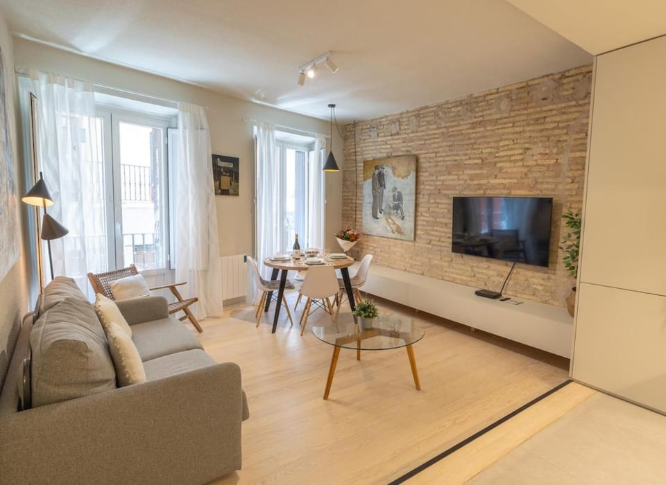 Communal lounge/ TV room, TV and multimedia, Living room, Seating area, Dining area, Evening entertainment