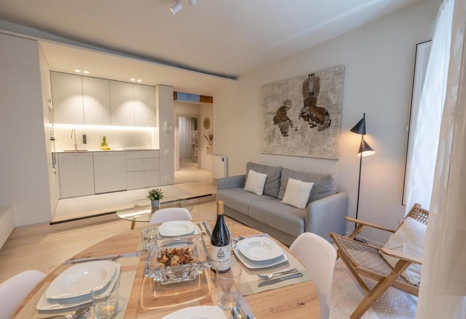 Kitchen or kitchenette, Living room, Food and drinks, Seating area, Dining area