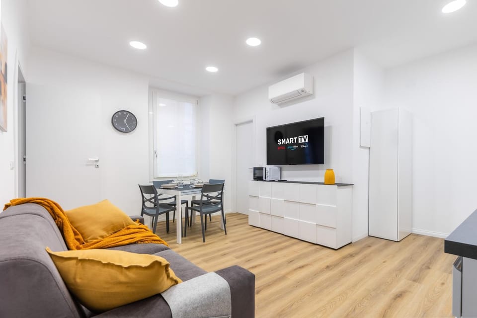 TV and multimedia, Living room, Seating area, Dining area, air conditioner