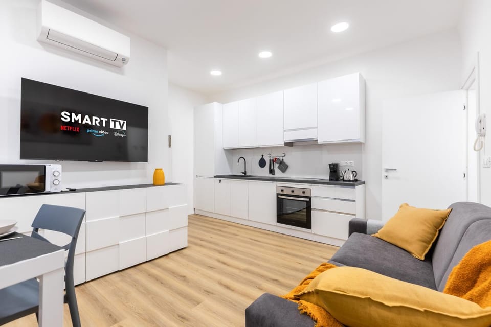 TV and multimedia, Kitchen or kitchenette, Living room, Seating area, Dining area, stove