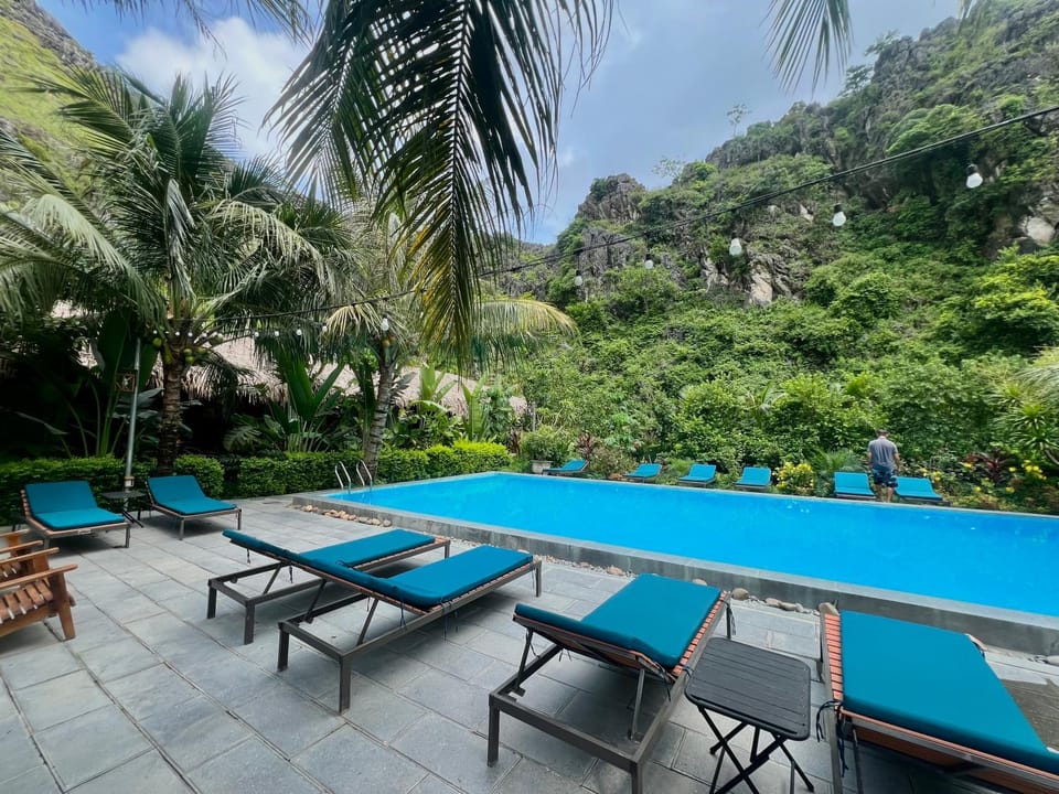 Spring, Day, Natural landscape, Garden, Garden view, Mountain view, Pool view, Swimming pool, sunbed