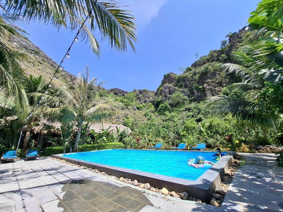 Spring, Day, Natural landscape, Garden, Garden view, Mountain view, Pool view, Swimming pool, sunbed