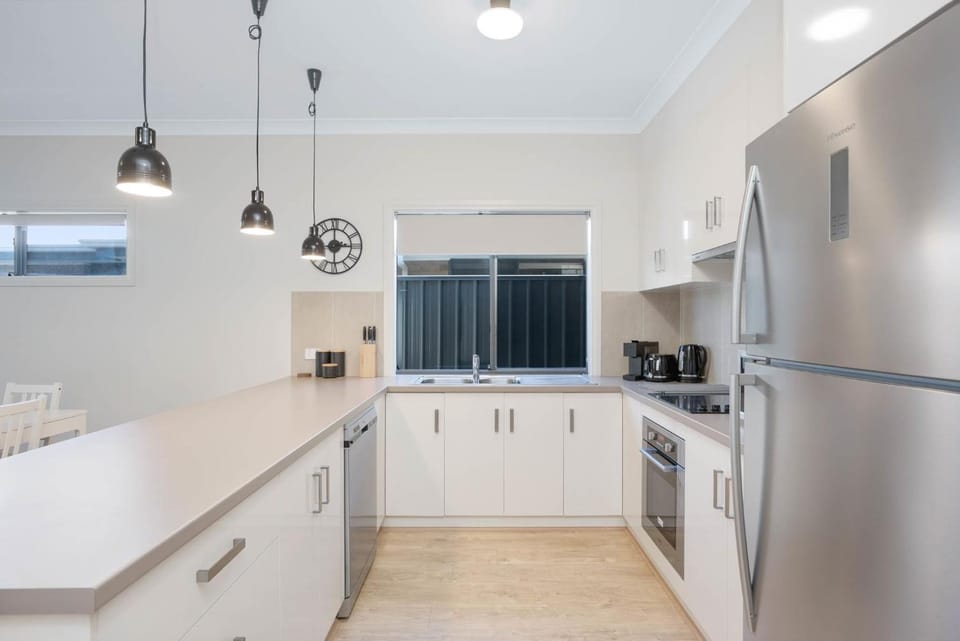 Kitchen or kitchenette, dishwasher, oven