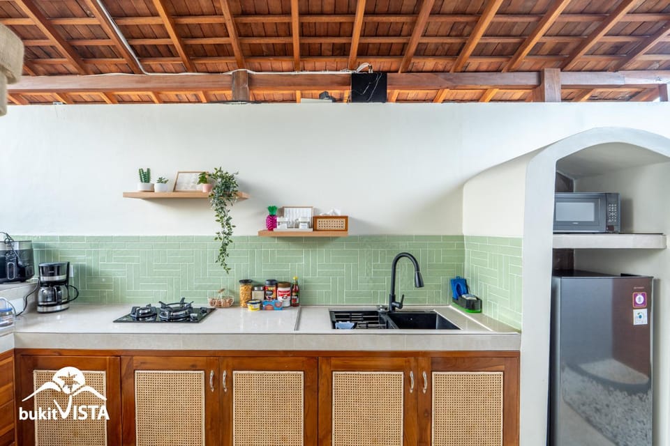 Kitchen or kitchenette, minibar, stove, toaster