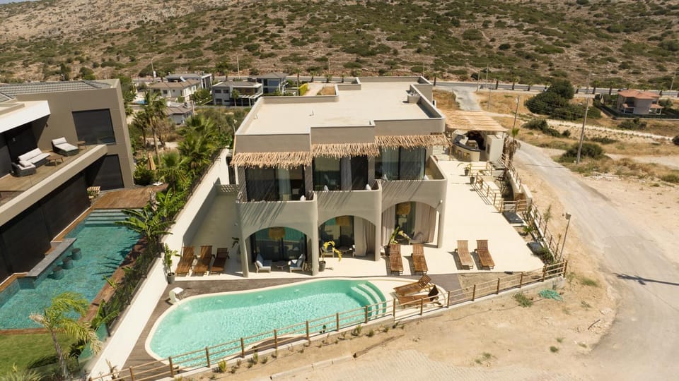 Property building, Day, Natural landscape, Pool view, Street view, Swimming pool, sunbed