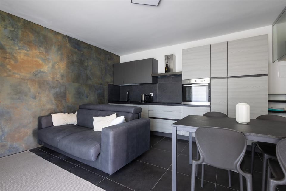 Living room, Dining area, oven