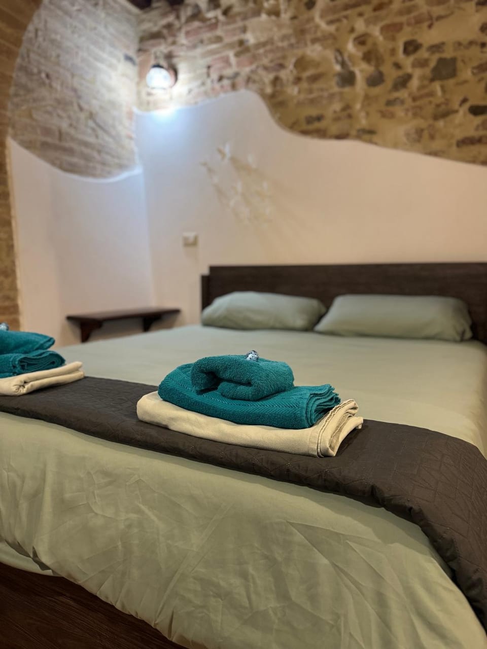 Bed, towels