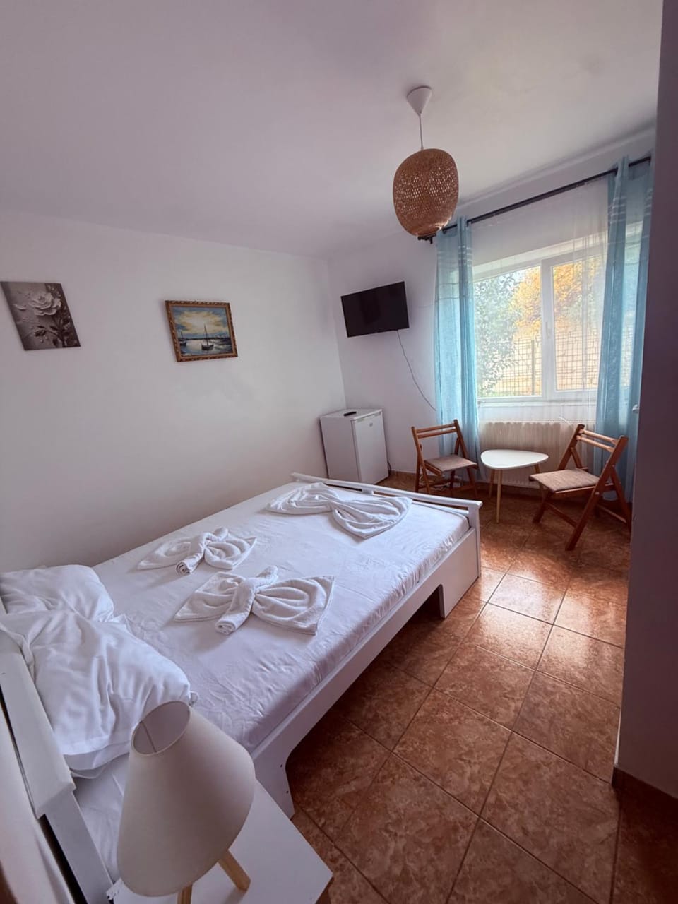 Bed, TV and multimedia, Photo of the whole room, towels