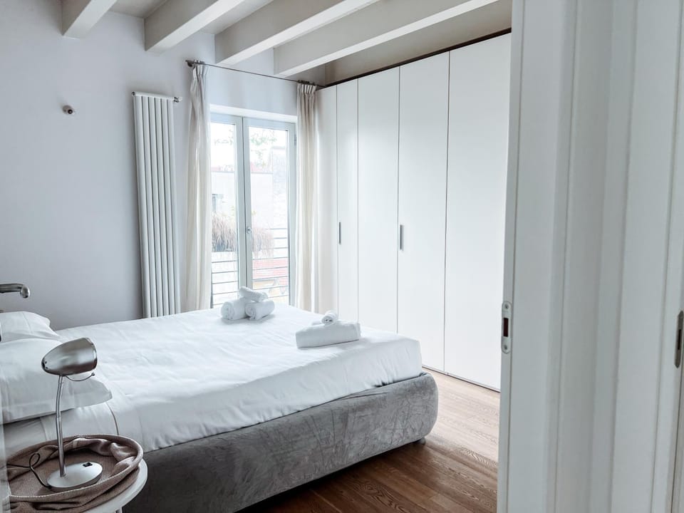 Bed, Bedroom, towels