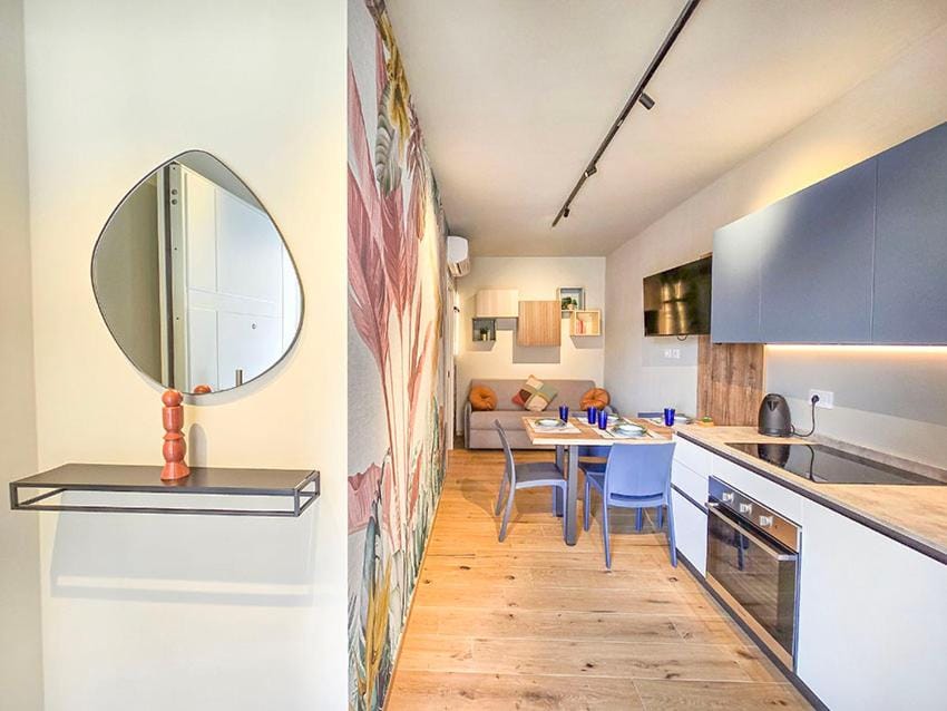 Kitchen or kitchenette, Dining area