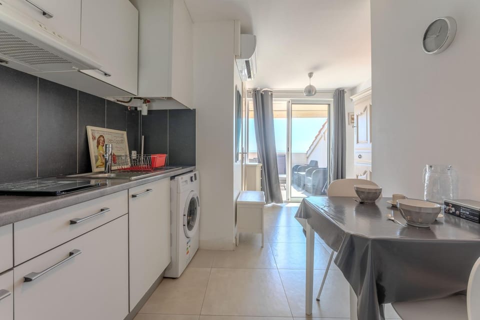 Kitchen or kitchenette, Living room