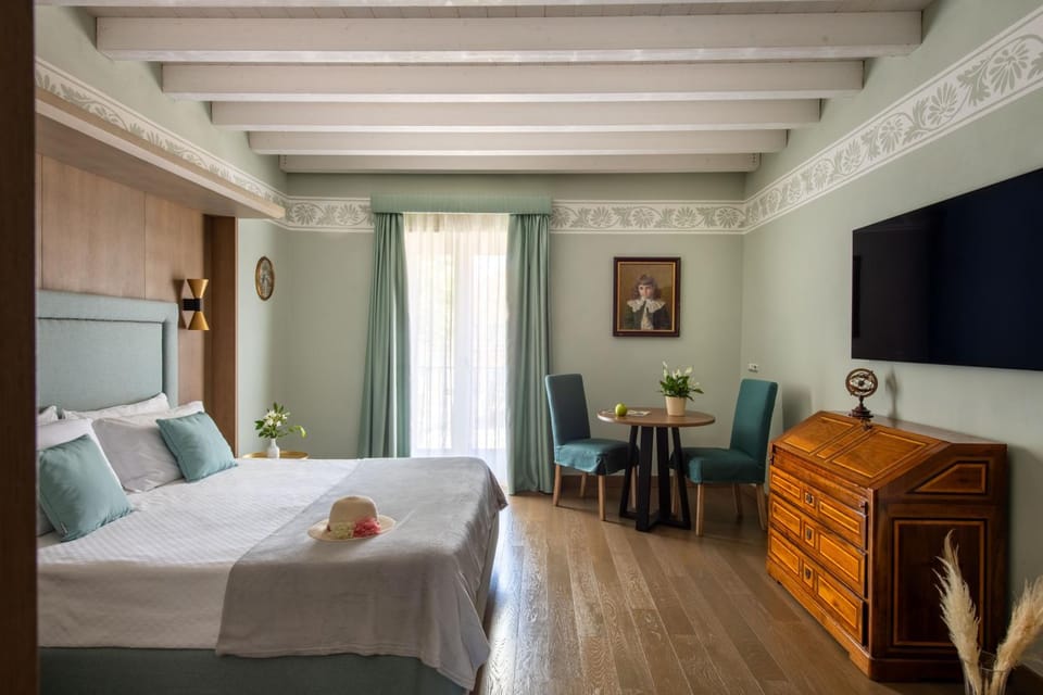 Bed, TV and multimedia, Photo of the whole room, Bedroom