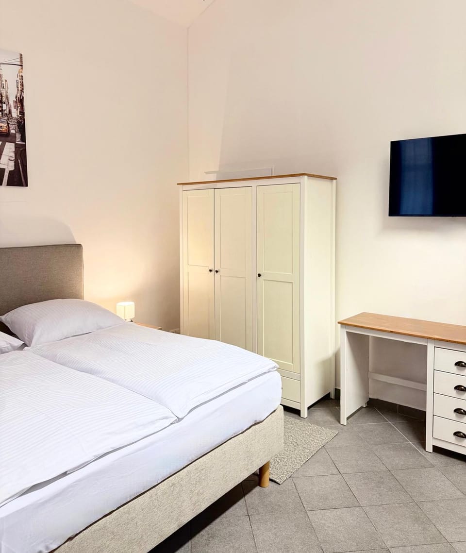 TV and multimedia, Photo of the whole room, Bedroom