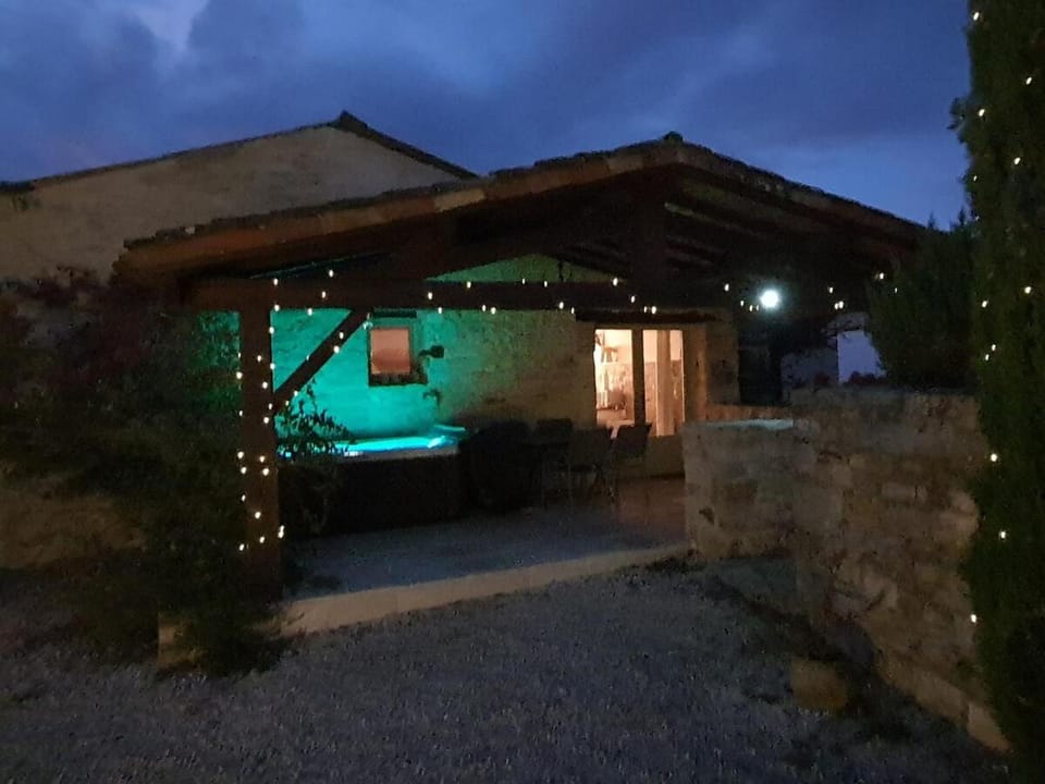 Cozy guest house with jacuzzi and swimming pool House in Occitanie
