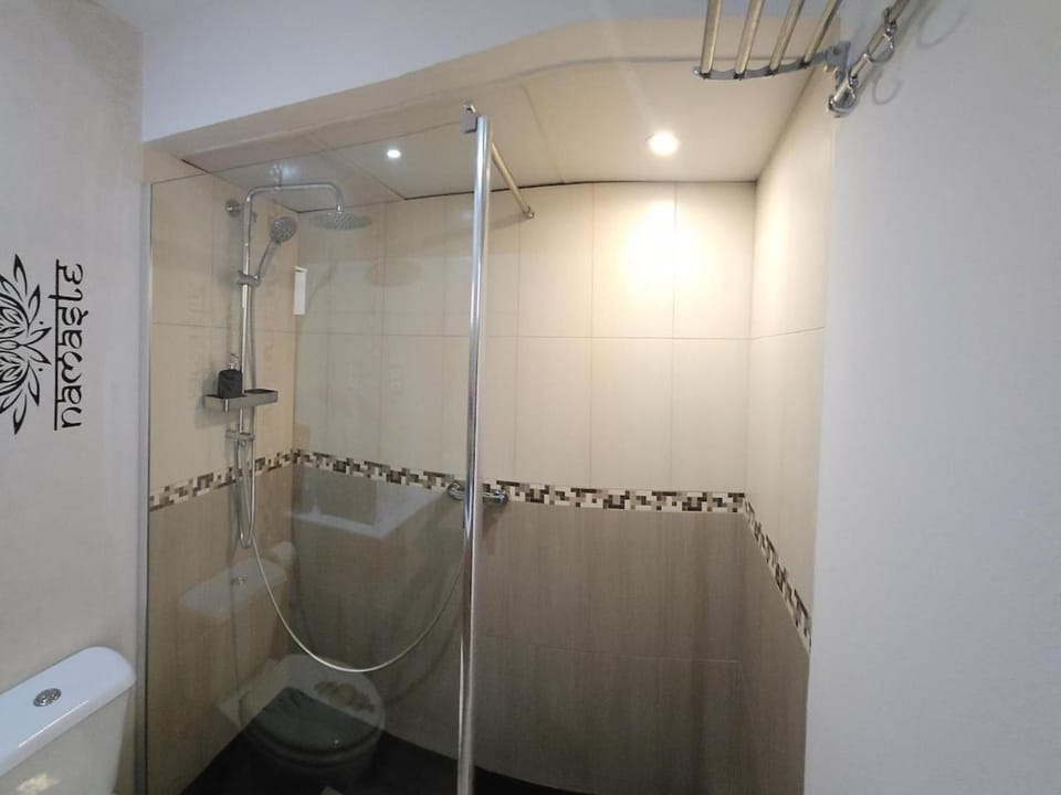 The Harmony Luxe Torremolinos City Center with FREE private parking and seasonal pool Free wifi and Netflix BY NAMASTE ELITE Apartment in Torremolinos