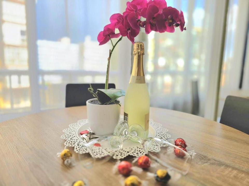 The Harmony Luxe Torremolinos City Center with FREE private parking and seasonal pool Free wifi and Netflix BY NAMASTE ELITE Apartment in Torremolinos