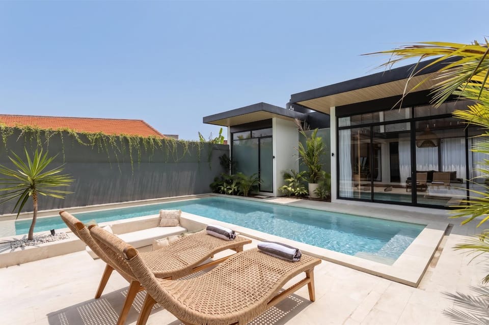 Patio, Swimming pool, Swimming pool, sunbed