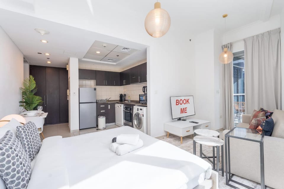 Free housekeeping visits during your stay - StayShort - Chic Marina-View Studio in Bay Central Marina Apartment in Dubai