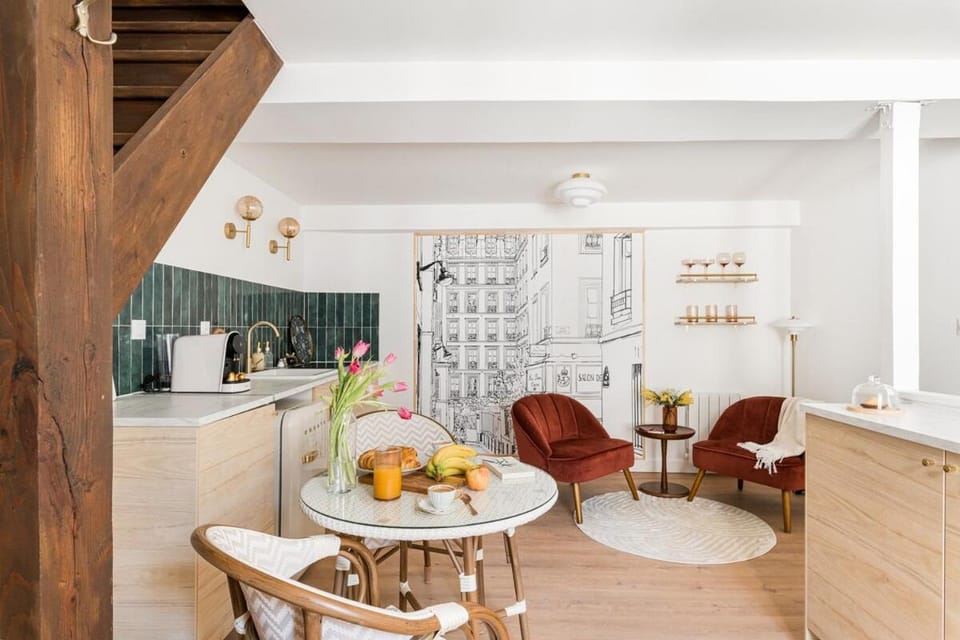 Kitchen or kitchenette, Dining area