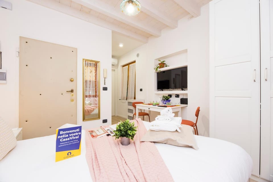 Bed, TV and multimedia, Photo of the whole room, Seating area, Dining area, wardrobe