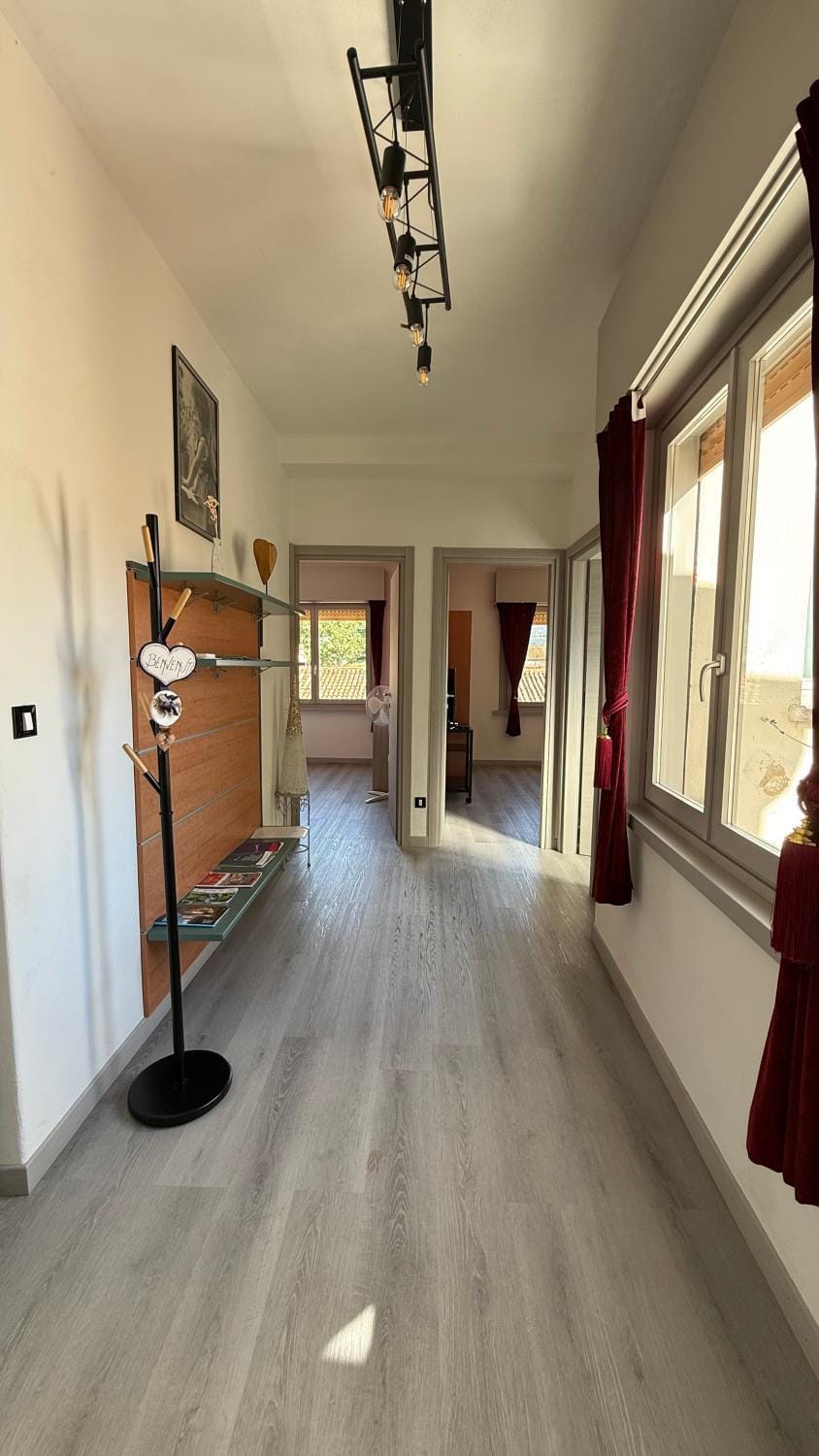 Facade/entrance, Photo of the whole room, City view