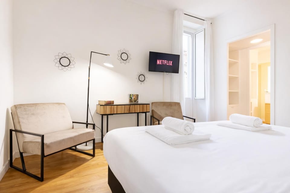 Bed, TV and multimedia, Photo of the whole room, Bedroom, hair dresser, towels