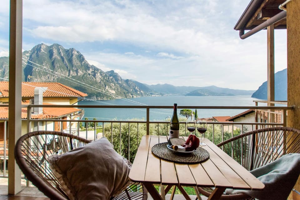 Natural landscape, View (from property/room), Balcony/Terrace, Lake view, Mountain view