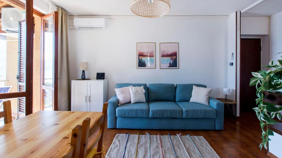 Living room, Seating area, air conditioner