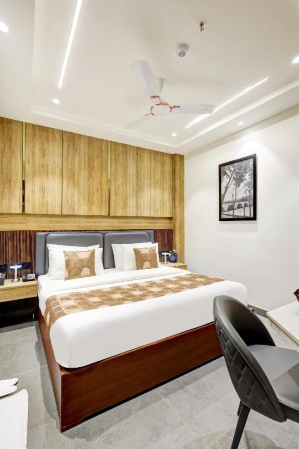 Bed, Living room, Photo of the whole room, Seating area, Bedroom, fireplace, hair dresser