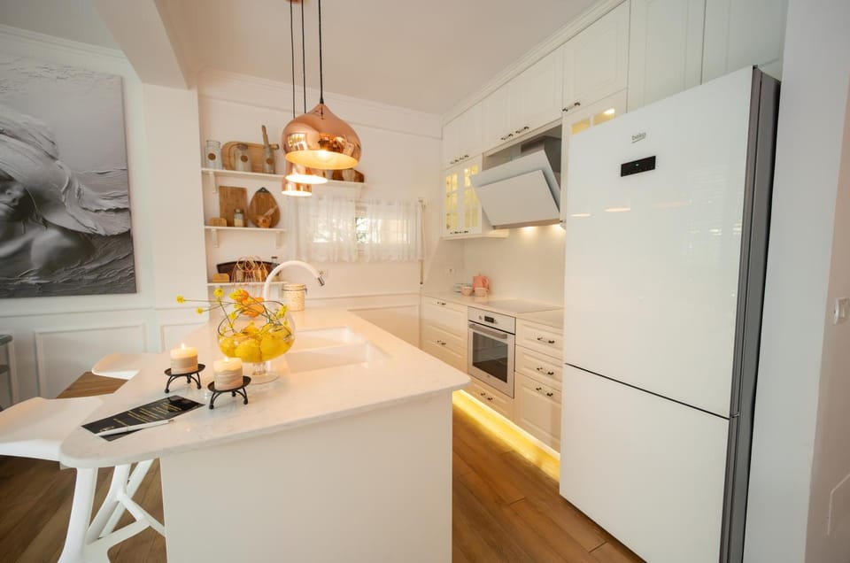 Kitchen or kitchenette, Kitchen or kitchenette, Seating area, dishwasher, oven, stove