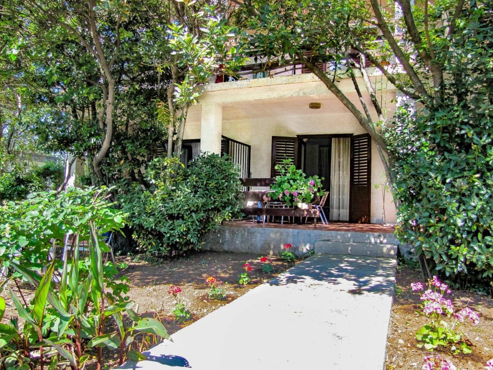 Property building, Patio, Garden