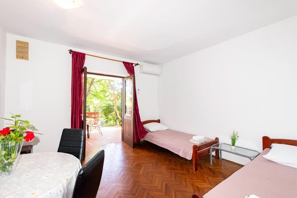 Bed, Dining area