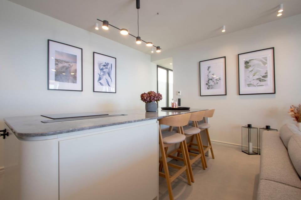 Kitchen or kitchenette, Living room, Seating area, Dining area