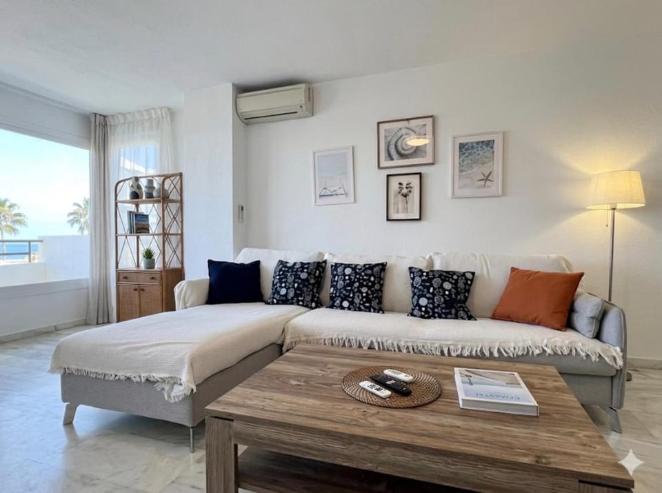 Communal lounge/ TV room, TV and multimedia, Living room, air conditioner