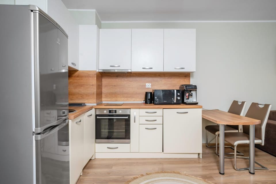 Coffee/tea facilities, Dining area, dishwasher, oven, stove