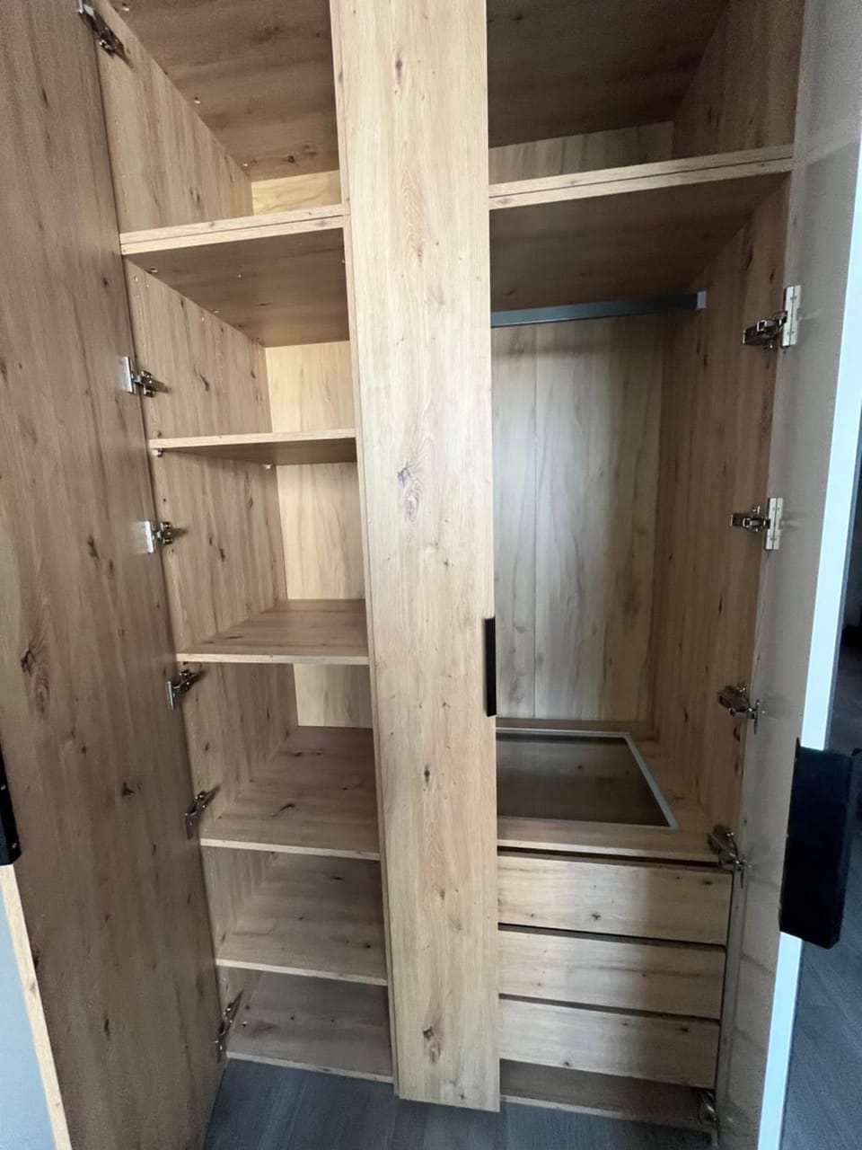 Industrial Designer Style 5 Persons 24 7 Check In Apartment in Warsaw