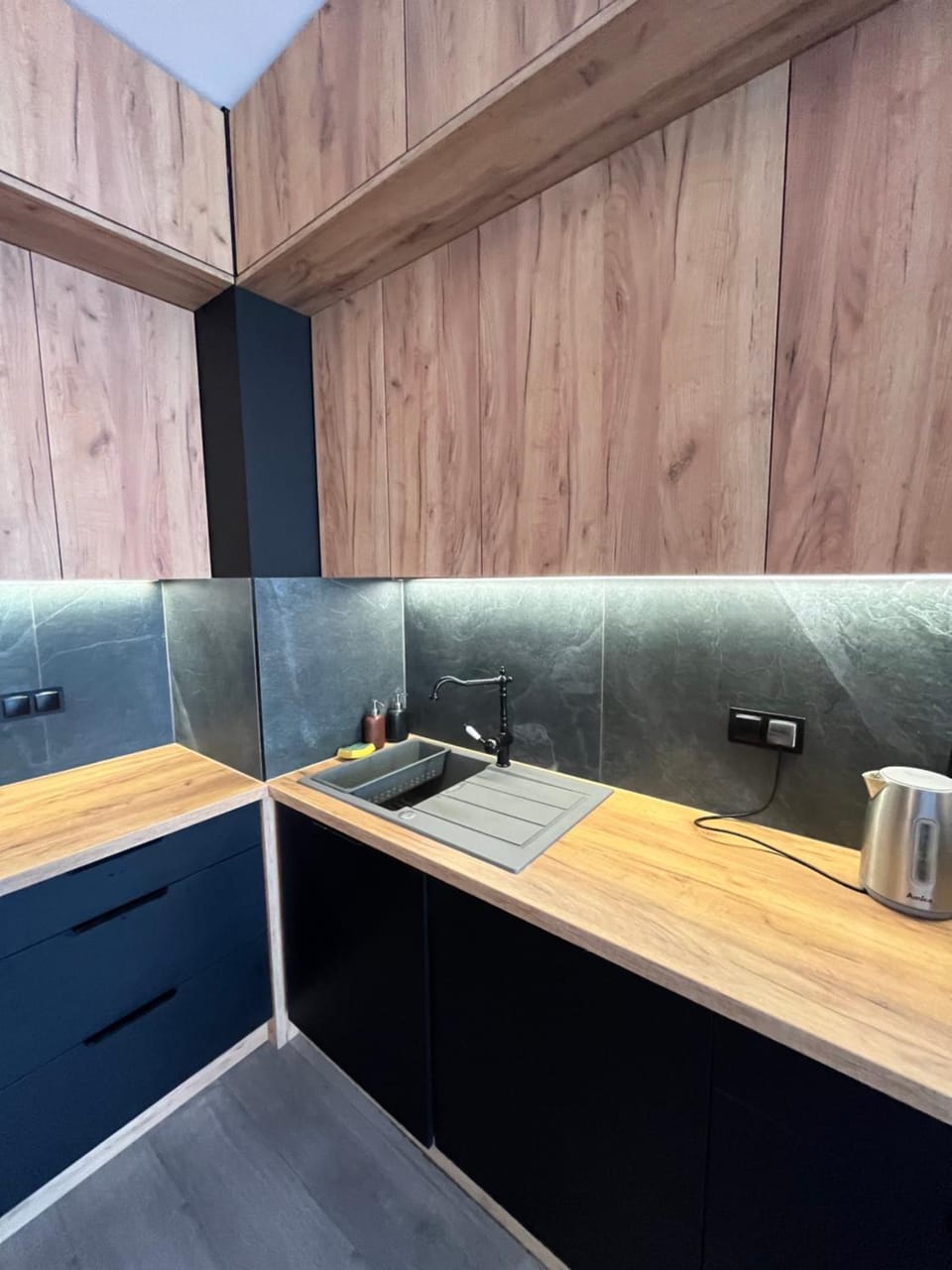 Industrial Designer Style 5 Persons 24 7 Check In Apartment in Warsaw