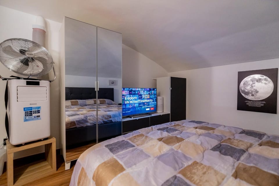 Bed, TV and multimedia, Photo of the whole room, Evening entertainment, Bedroom, wardrobe, air conditioner