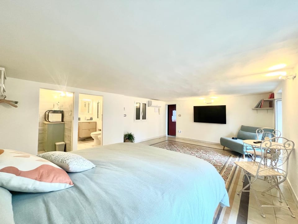 TV and multimedia, Photo of the whole room, air conditioner